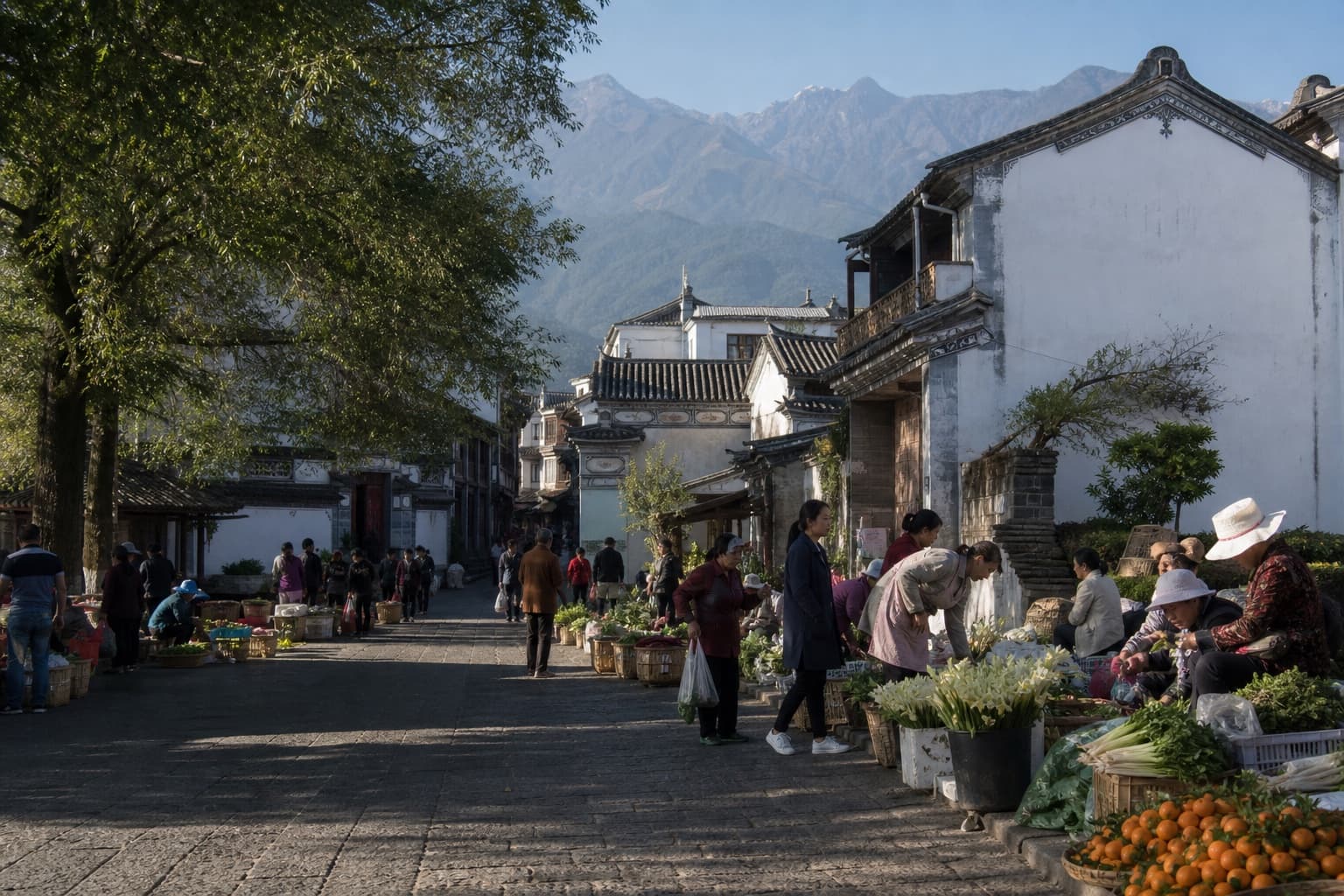 苍山脚下大理白族古镇清晨的本地集市